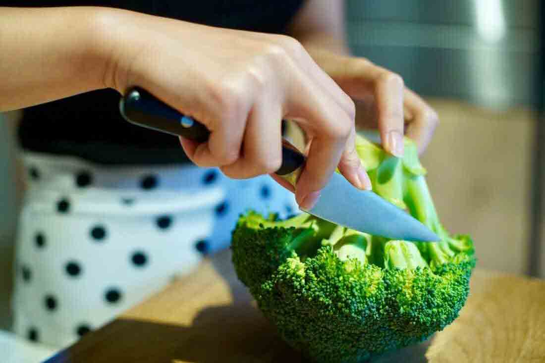 Skär broccoli med skalkniv