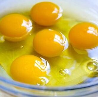 Knäckta ägg i skål