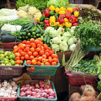 Välja grönsaker på marknad