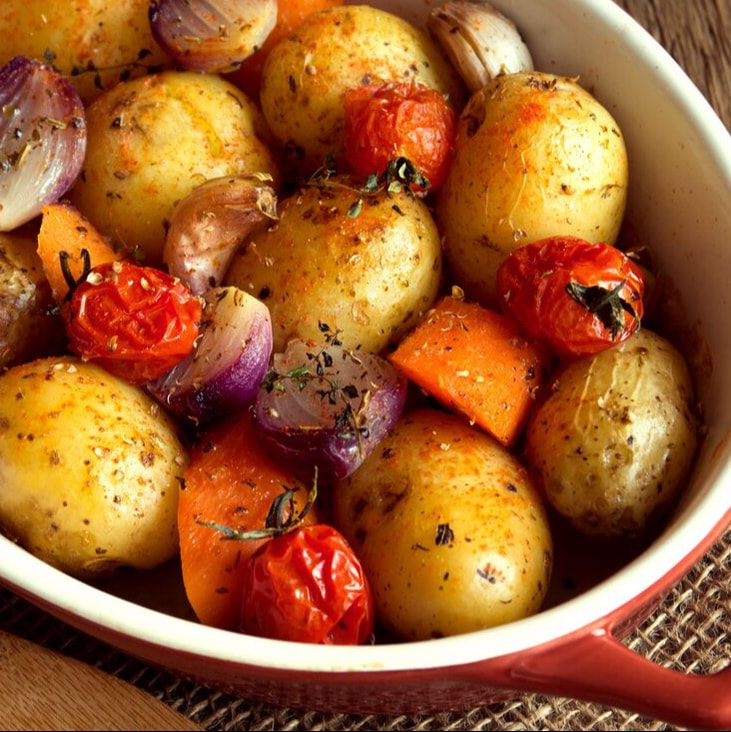Tillagad potatis med grönsaker