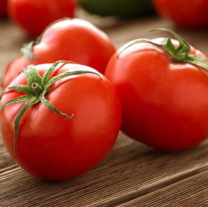 Svenska tomater på träbord