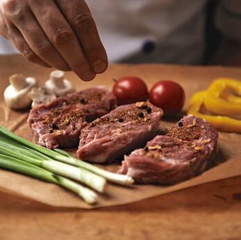 Kock förbereder kött
