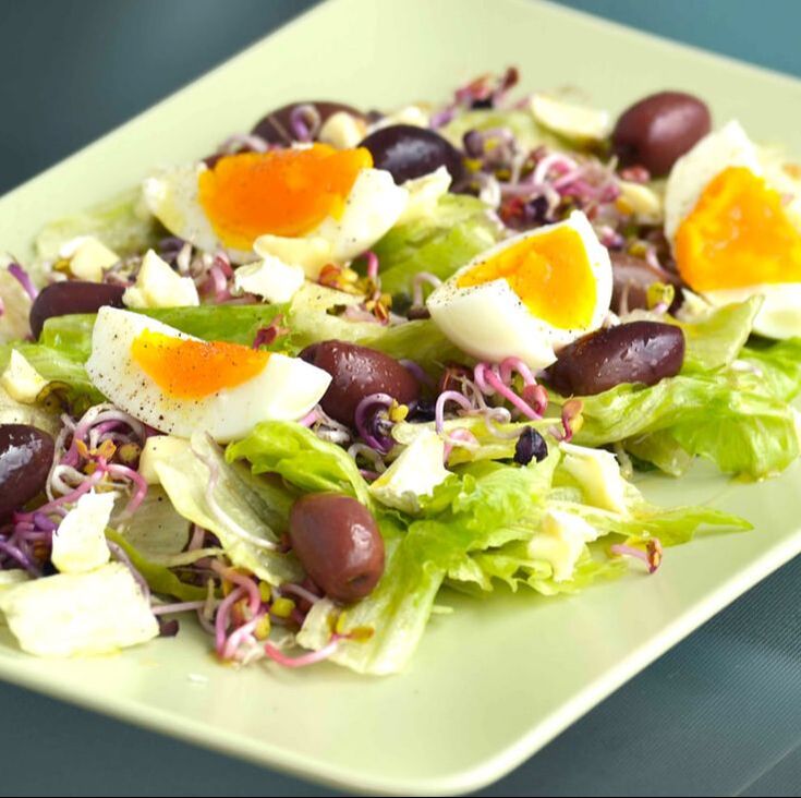 Sallad med ägg och oliver
