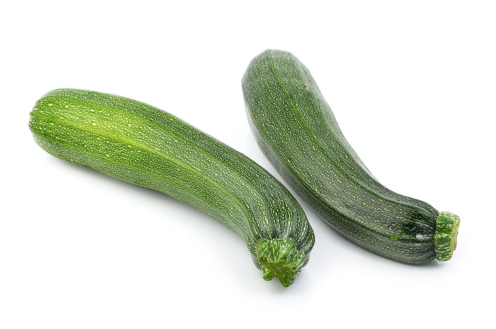 Zucchini med vit bakgrund